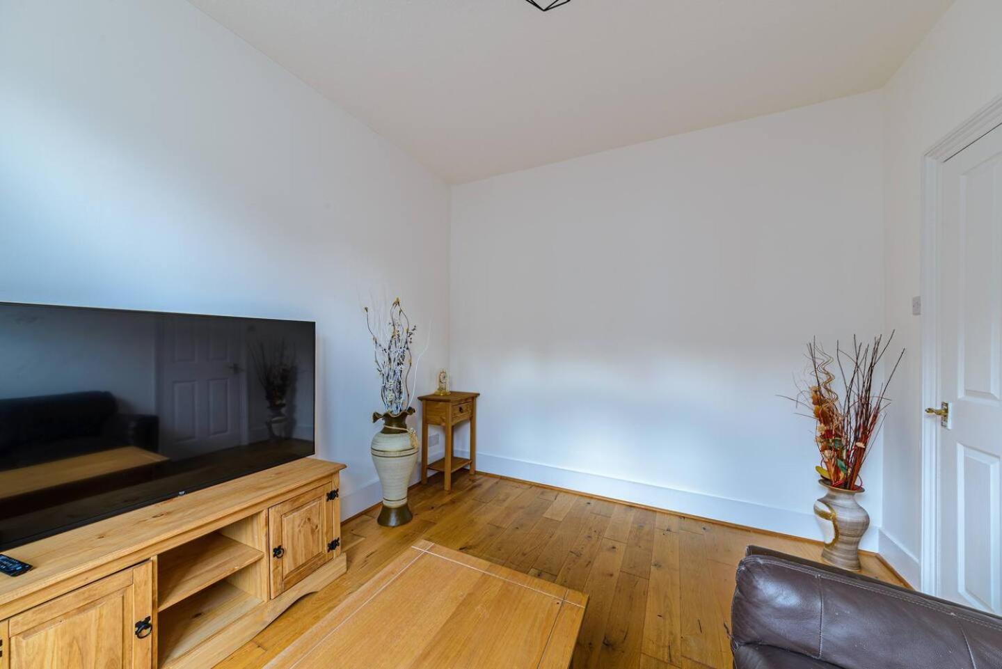 Pass The Keys Modern Simplicity 10mins From Westfield, Stratford